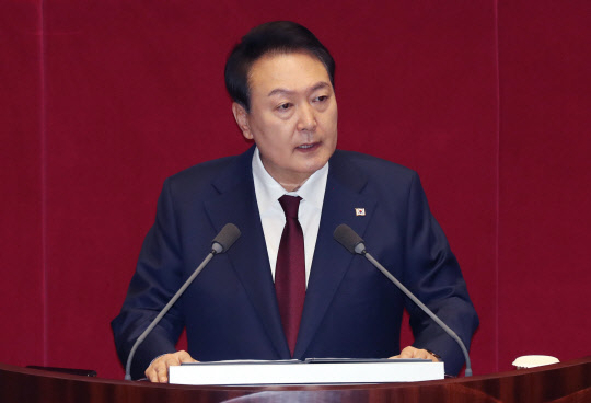 윤석열 대통령이 25일 서울 여의도 국회 본관 본회의장에서 내년도 예산안 시정연설을 하고 있다.<공동취재·연합뉴스>